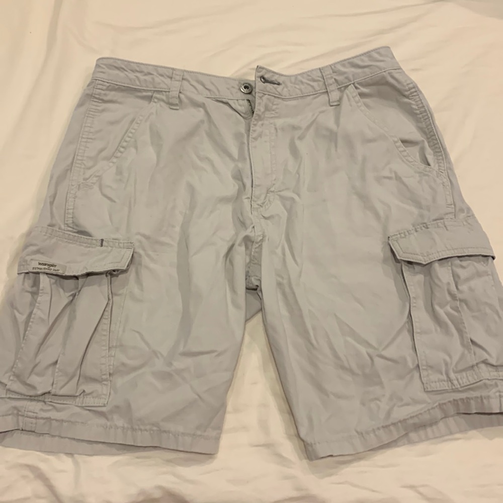 Men’s tan cargo shorts